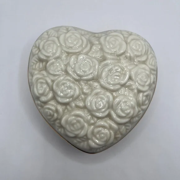 LENOX ROSE JEWELRY TRINKET BOX HEART SHAPED CREAM GOLD TRIM LID PORCELAIN - Picture 2 of 8